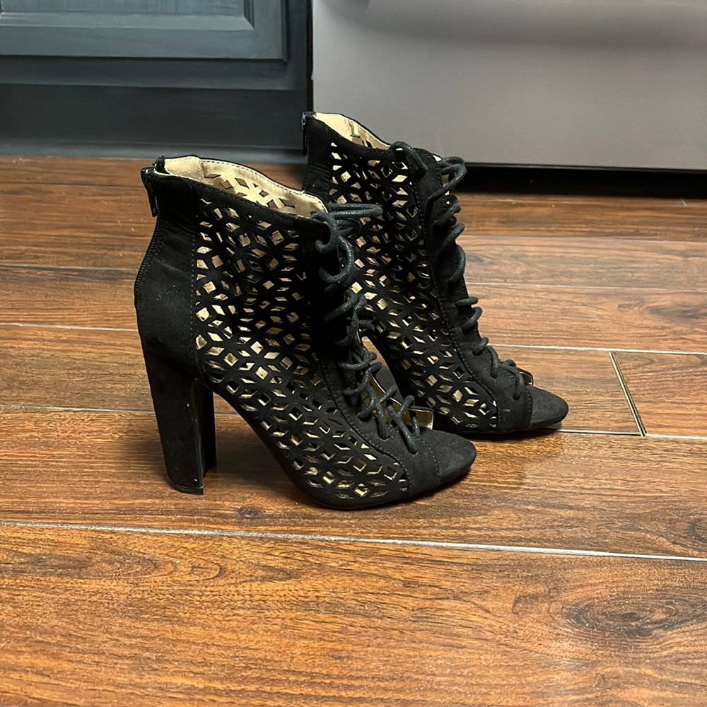 Size 7, super cute heels!